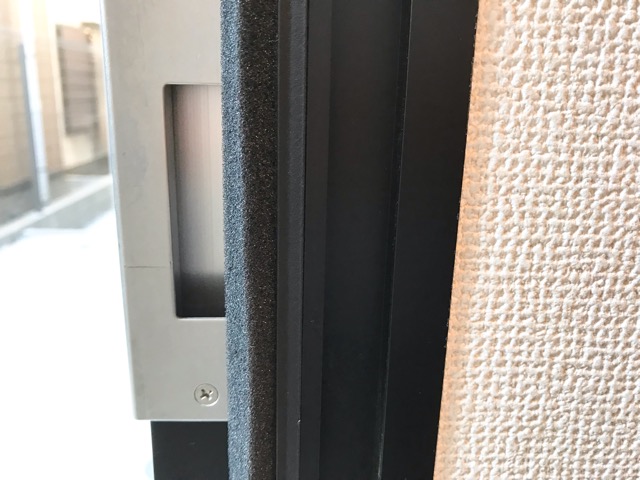 玄関ドアの隙間テープの貼り方